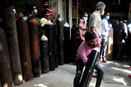 Chuyển bình oxy để cung cấp cho bệnh nhân COVID-19 tại New Delhi, Ấn Độ. (Ảnh: THX/TTXVN)