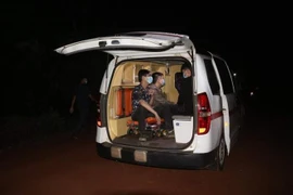 Đưa các đối tượng bị lực lượng chức năng bắt giữ đi cách ly tập trung. (Ảnh: TTXVN phát)