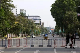 Cảnh sát phong tỏa một tuyến đường nhằm ngăn chặn sự sự lây của dịch COVID-19 tại Phnom Penh, Campuchia. (Ảnh: THX/TTXVN)