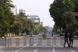 Cảnh sát phong tỏa một tuyến đường nhằm ngăn chặn sự sự lây của dịch COVID-19 tại Phnom Penh, Campuchia. (Ảnh: THX/TTXVN)
