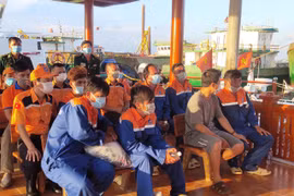 Các ngư dân trên tàu cá BV 94339 TS được bàn giao đưa về địa phương, gia đình. (Nguồn: vtv.vn)