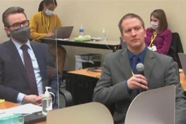 Cựu cảnh sát Derek Chauvin (phải, phía trước) tại phiên tòa ở thành phố Minneapolis, Mỹ. (Ảnh: AFP/TTXVN)