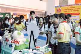 Học sinh nghe giới thiệu chương trình đào tạo từ một đơn vị trường nghề. (Ảnh: Hồng Giang/TTXVN)