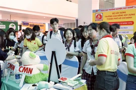 Học sinh nghe giới thiệu chương trình đào tạo từ một đơn vị trường nghề. (Ảnh: Hồng Giang/TTXVN)
