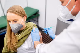 Nhân viên y tế tiêm vaccine ngừa COVID-19 của Hãng AstraZeneca tại Bremen, miền Tây Bắc Đức. (Ảnh: AFP/TTXVN)