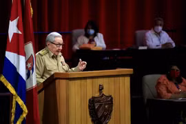 Bí thư Thứ nhất Ban Chấp hành Trung ương Đảng Cộng sản Cuba (PCC), Đại tướng Raul Castro trình bày Báo cáo Chính trị tại phiên khai mạc PCC lần thứ VIII ở La Habana. (Ảnh: THX/TTXVN)
