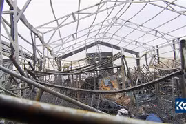 Cảnh tàn phá sau vụ tấn công bằng rocket nhằm vào một căn cứ quân sự ở sân bay Arbil, Iraq, ngày 17/2. (Ảnh: AFP/TTXVN)