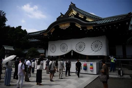 Người dân viếng đền Yasukuni ở Tokyo, Nhật Bản. (Ảnh: AFP/TTXVN)