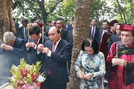 Chủ tịch nước Nguyễn Xuân Phúc dâng hương tại Lăng Hùng Vương. (Ảnh: Thống Nhất/TTXVN)