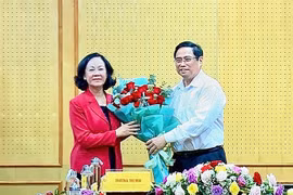 Thủ tướng Phạm Minh Chính tặng hoa chúc mừng Trưởng Ban Tổ chức Trung ương Trương Thị Mai. (Nguồn: nhandan.org.vn)