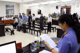 Đại diện Viện Kiểm sát trình bày bản luận tội và đề nghị mức án đối với từng bị cáo. (Ảnh: Phạm Kiên/TTXVN)