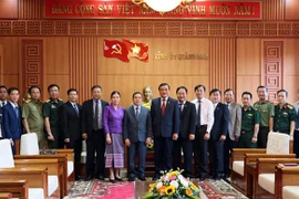 Lãnh đạo tỉnh Quảng Nam chụp ảnh lưu niệm với đoàn Lào. (Ảnh: Trần Tĩnh/TTXVN)