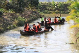 Du khách trải nghiệm du lịch sông nước. (Ảnh: Chương Đài/TTXVN)