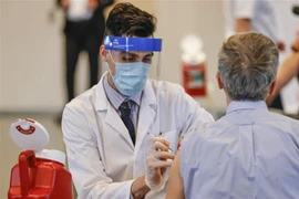 Nhân viên y tế tiêm vaccine ngừa COVID-19 của Hãng Johnson & Johnson cho người dân tại Chicago, bang Illinois (Mỹ). (Ảnh: AFP/TTXVN)