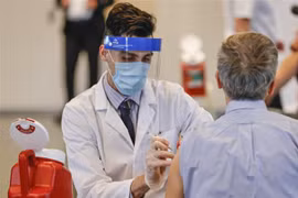 Nhân viên y tế tiêm vaccine ngừa COVID-19 của Hãng Johnson & Johnson cho người dân tại Chicago, bang Illinois (Mỹ). (Ảnh: AFP/TTXVN)