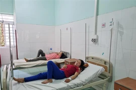 Bệnh nhân bị ngộ độc thức ăn đang được theo dõi và điều trị tại Bệnh viện đa khoa tỉnh Đắk Nông. (Ảnh: Ngọc Minh/TTXVN)