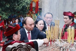 Chủ tịch nước Nguyễn Xuân Phúc và các lãnh đạo đảng, Nhà nước dâng hương tại điện Kính Thiên (đền Thượng). (Ảnh: Thống Nhất/TTXVN)