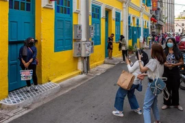 Người dân đeo khẩu trang phòng dịch COVID-19 tại Kuala Lumpur, Malaysia. (Ảnh: THX/TTXVN)