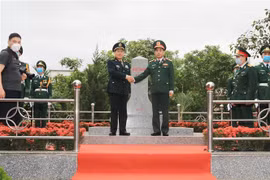 Bộ trưởng Quốc phòng Phan Văn Giang và Bộ trưởng Quốc phòng Trung Quốc Ngụy Phượng Hòa bắt tay nhau trước cột mốc chủ quyền 1317 (2) thuộc địa bàn xã Hoành Mô, huyện Bình Liêu, tỉnh Quảng Ninh. (Ảnh: Trọng Đức/TTXVN)