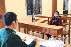 Lực lượng chức năng lấy lời khai đối tượng Nông Thu Điềm. (Nguồn: baolangson.vn)