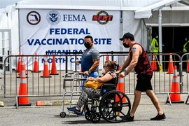 Một điểm tiêm chủng vaccine ngừa COVID-19 tại Miami, bang Florida, Mỹ. (Ảnh: AFP/TTXVN)