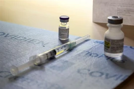 Vaccine ngừa COVID-19 của Pfizer tại một điểm tiêm chủng ở Toronto, Canada. (Ảnh: AFP/TTXVN)