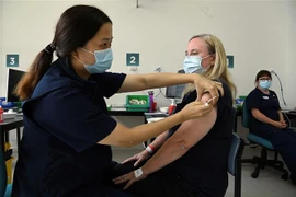 Tiêm chủng vaccine phòng COVID-19 tại Sydney, Australia. (Ảnh: AFP/TTXVN)