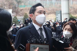 Người thừa kế Tập đoàn Samsung Lee Jae-yong tới Tòa án cấp cao Seoul, Hàn Quốc ngày 18/1. (Ảnh: Yonhap/TTXVN)
