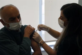 Nhân viên y tế tiêm vaccine ngừa COVID-19 cho người dân tại Ankara, Thổ Nhĩ Kỳ. (Ảnh: THX/TTXVN)