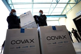 Vaccine ngừa COVID-19 được phân phối theo cơ chế COVAX tại làng Salem, phía Đông thành phố Nablus, Bờ Tây. (Ảnh: THX/TTXVN)