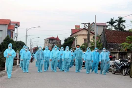 Đoàn công tác kiểm tra công tác cách ly, phòng chống dịch COVID-19 tại thôn Quan Nhân, xã Đạo Lý, huyện Lý Nhân, Hà Nam. (Ảnh: Đại Nghĩa/TTXVN)