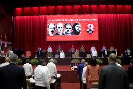 Bộ Chính trị khóa VII của Đảng Cộng sản Cuba trên Đoàn Chủ tịch Đại hội. (Ảnh: ACN/TTXVN phát)