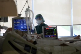 Nhân viên y tế điều trị cho bệnh nhân COVID-19 tại bệnh viện ở Ankara, Thổ Nhĩ Kỳ. (Ảnh: THX/TTXVN)