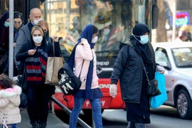 Người dân đeo khẩu trang phòng dịch COVID-19 tại Tehran, Iran. (Ảnh: AFP/TTXVN)