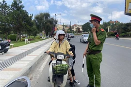 Thành phố Đà Lạt tổ chức lập chốt di động, tiến hành kiểm tra, nhắc nhở người dân đeo khẩu trang, không tập trung đông người để phòng COVID-19. (Ảnh: Đặng Tuấn/TTXVN)