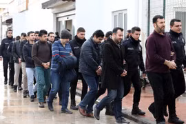 Cảnh sát bắt giữ các nghi can có liên quan tới giáo sỹ Gulen. (Nguồn: dailysabah.com)