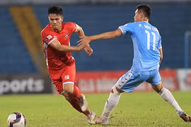 Cầu thủ 2 đội tranh cướp bóng. (Nguồn: bongdaplus.vn)