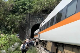 Hiện trường vụ tàu hỏa trật đường ray tại Hoa Liên, Đài Loan, Trung Quốc, ngày 2/4. (Ảnh: THX/TTXVN)