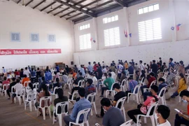 Người dân thủ đô Vientiane đến các trung tâm xét nghiệm dã chiến để chờ được xét nghiệm. (Ảnh: Phạm Kiên/TTXVN)