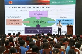 Phó Bí thư Tỉnh ủy, Chủ tịch Ủy ban Nhân dân tỉnh Cà Mau Lê Quân trao đổi với công chức, viên chức trẻ tại buổi gặp mặt. (Ảnh: Kim Há/TTXVN)