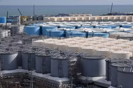 Các bể chứa nước thải tại nhà máy điện hạt nhân Fukushima Daiichi. (Nguồn: AFP/TTXVN)