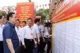 Chủ tịch Quốc hội Vương Đình Huệ kiểm tra công tác bầu cử Khu vực bỏ phiếu số 5, tại thôn Nam Tử, xã Kiến Thiết. (Ảnh: Doãn Tấn/TTXVN)