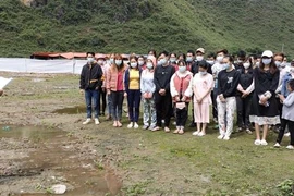 33 công dân Việt Nam về nước bất hợp pháp ngày 18/4 bị tạm giữ tại Đồn Biên phòng Ngọc Côn. (Ảnh : TTXVN phát)