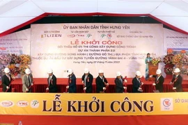 Lãnh đạo Ủy ban Nhân dân tỉnh Hưng Yên thực hiện nghi thức khởi công xây dựng đường song hành thuộc Dự án Đường Vành đai 4 trên địa bàn tỉnh. (Ảnh: Mai Ngoan/TTXVN)