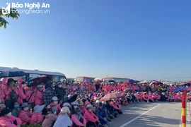 Công nhân Công ty Viet Glory tập trung trước cổng công ty. (Nguồn: Báo Nghệ An)