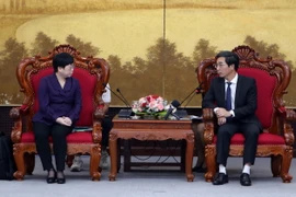 Phó Chủ tịch UBND thành phố Đà Nẵng Trần Chí Cường (phải) tiếp Phó Thị trưởng Chính quyền thành phố Trạm Giang Hà Gia Mẫn. (Ảnh: Trần Lê Lâm/TTXVN)