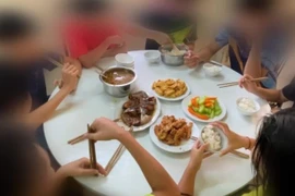 Hình ảnh bữa cơm được lan truyền trên mạng xã hội. (Nguồn: Tiền Phong)