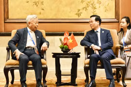 Chủ tịch nước Võ Văn Thưởng tiếp Chủ tịch AIIB Kim Lập Quần. (Ảnh: Tiến Trung/TTXVN)