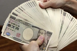 Kiểm tiền mệnh giá 10.000 yen Nhật Bản tại thủ đô Tokyo. (Ảnh: AFP/TTXVN)