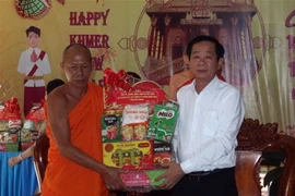 Bí thư Tỉnh ủy Kiên Giang Đỗ Thanh Bình thăm, tặng quà chùa Cà Nhung, huyện Gò Quao. (Ảnh: Lê Sen/TTXVN)